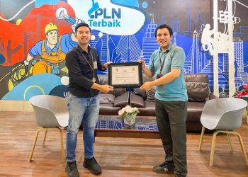 Dukung Energi Hijau, United Tractors Terima Sertifikat REC dari PLN dengan Target 15 Kantor Cabang Pada Tahap Pertama