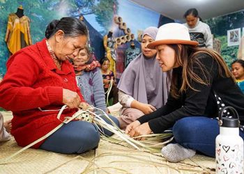 Asuransi Sinar Mas Gelar Pelatihan Menganyam Baion dan Pembuatan Produk Jadi Berbahan Anyaman Baion