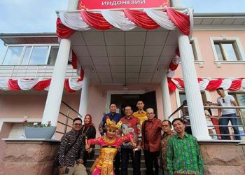 Kontingen Ikafe Unhas memperkenalkan busana dan batik khas Sulsel di Kazakhstan