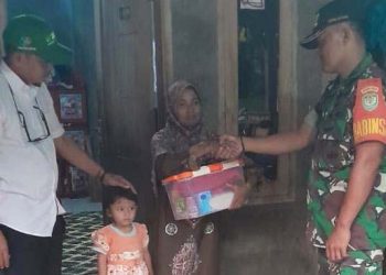 Babinsa Koramil 0602-15/Baros Serahkan Bantuan Sembako Dari Kasad