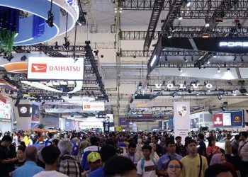 Pengunjung Habiskan Akhir Pekan Melihat Teknologi Kendaraan Terbaru di GIIAS 2023