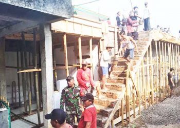 Babinsa Koramil 0602-05/Cipocok Jaya Kerja Bakti Pengecoran Mesjid Bersama Warga