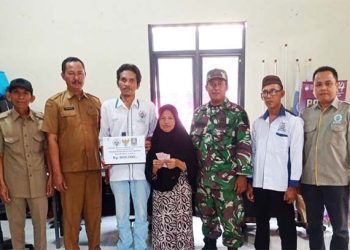 Babinsa Koramil 0602-13/Padarincang Dampingi Kades Kalumpang Salurkan BLT DD