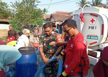 Danramil 0602-11/Tirtayasa Bersama Babinsa Terus Bantu Penyaluran Air Bersih Hingga Larut Malam