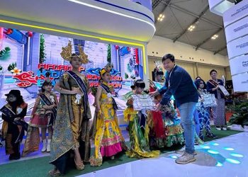 Curi Perhatian Pengunjung, Lestarikan Batik Lewat Kids Fashion Show di Booth FIFGROUP