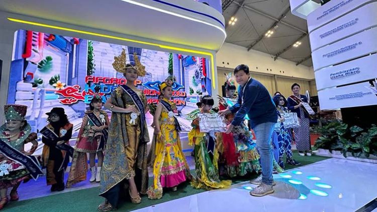 Curi Perhatian Pengunjung, Lestarikan Batik Lewat Kids Fashion Show di Booth FIFGROUP