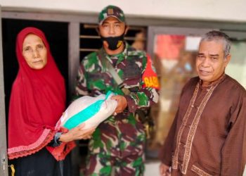 Babinsa Koramil 0602-18/Kragilan Berikan Bantuan Beras Kepada Warga Kurang Mampu