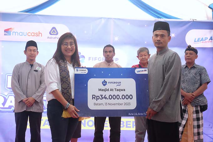 FIFGROUP Serahkan Bantuan bagi Enam Rumah Ibadah dari Lima Agama di Kota Batam