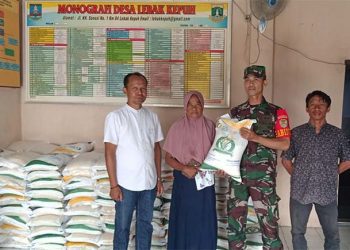 Babinsa Koramil 0602-10/Pontang Dampingi Kades Salurkan Bantuan Sosial Beras