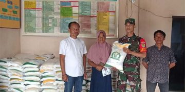Babinsa Koramil 0602-10/Pontang Dampingi Kades Salurkan Bantuan Sosial Beras