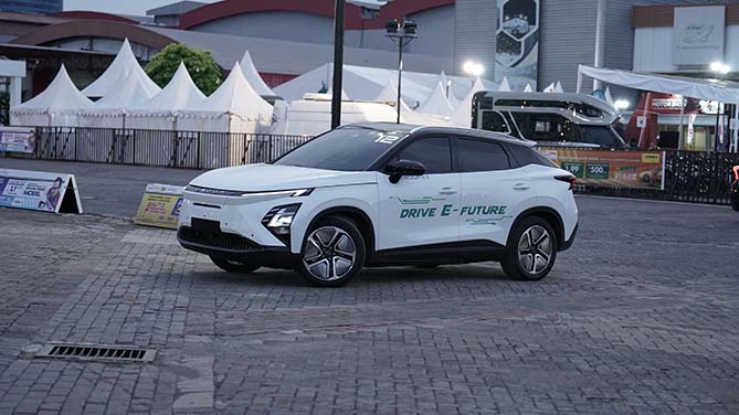 Pengunjung IIMS 2024 Antusias Melakukan Test Drive Produk-produk Chery