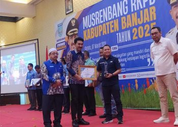 United Tractors Cabang Banjarmasin Raih Penghargaan CSR Award Kabupaten Banjar Tahun 2024