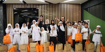 Berbagi Kebahagiaan Mirae Asset Berbelanja Bersama Anak Yatim dan Dhuafa Jelang Lebaran
