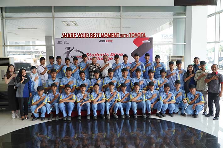 Penasaran Service Mobil Elektrifikasi, Pelajar SMK Kunjungi Tiga Cabang Auto2000 di Bekasi Timur