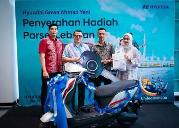 Pelanggan Bahagia Bawa Pulang Parsel Motor Listrik Gratis dari Hyundai Gowa