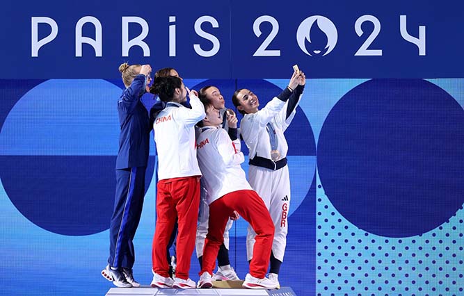 Senyum Kemenangan Dibagikan Dengan Galaxy Z Flip6 Edisi Olimpiade Oleh Para Juara Olimpiade Paris 2024