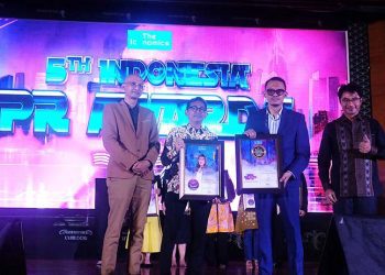 Dari kiri ke kanan: Managing Editor The Iconomics, Arif Hatta, Corporate Communication Department Head FIFGROUP, Robertus Benny Dwi Koestanto, Founder and CEO The Iconomics, Bram S. Putro dan Director of Brand, Research and Strategy, Alex Mulya.