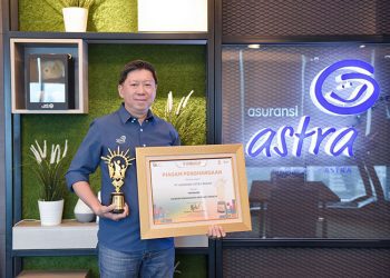 President Director Asuransi Astra, Christopher Pangestu menerima penghargaan Financial Literacy Award 2024 kategori Perusahaan Asuransi Teraktif. Penghargaan ini diberikan oleh OJK pada Kamis (22/08) di Jiexpo Convention Centre and Theatre, Jakarta Utara.