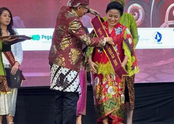 Menginspirasi Lewat Aksi: Emmy Kuswandari Terima Kartini Award 2024