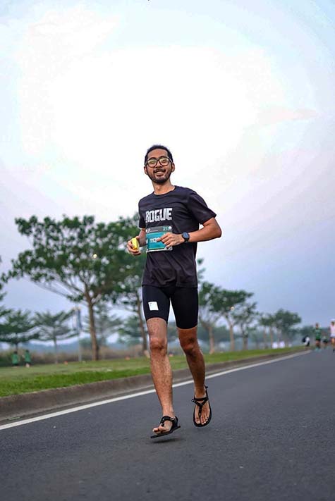 Sensasi Berjalan dan Berlari Hampir Bertelanjang Kaki dengan Sandal Barefoot