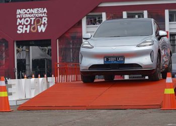 Pengunjung Antusias Jajal Teknologi Terkini GAC pada Test Drive Mobil AION di IIMS 2025