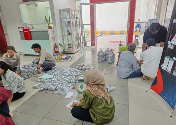 Konsumen di Palangkaraya Beli Truk Isuzu Pakai Uang Koin