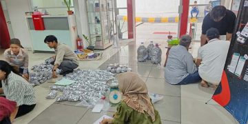 Konsumen di Palangkaraya Beli Truk Isuzu Pakai Uang Koin