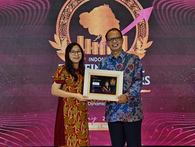 Direktur FIFGROUP Terima Award Top Financial Woman Leaders 2025