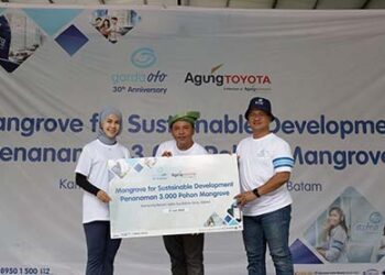 Garda Oto dan Agung Toyota Ajak Pelanggan Tanam 3.000 Pohon Bakau di Batam
