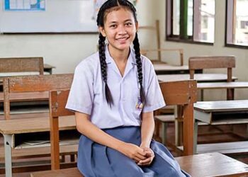 Gadis Berambut Dikepang Dua