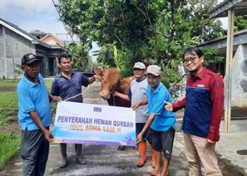 PLTU Cilacap dan Mitra Kerja Salurkan 37 Ekor Sapi dan 11 Ekor Kambing kepada Masyarakat