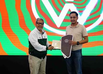 Volkswagen Indonesia Rayakan Penyerahan Perdana ID. BUZZ di Kota Pahlawan