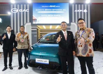 Wakil Gurbernur Jawa Barat Sampari Booth GAC Indonesia di GIIAS Bandung 2025