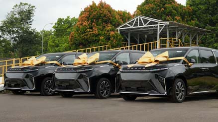 MAXUS Serahkan MIFA 7 dan MIFA 9 Produksi Lokal Kepada Pelanggan di Indonesia