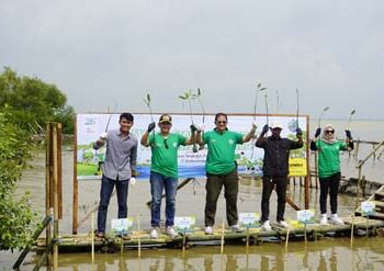 Rayakan HUT ke-35, Adira Finance Lestarikan Lingkungan Melalui Penanaman 350 Mangrove di Karawang