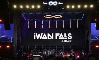 Penonton Bernostalgia Bersama Iwan Fals Sambil Disediakan Payung Sebelum Hujan oleh Idgitaf di IIMS Infinite Live 2026