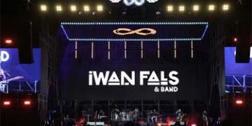 Penonton Bernostalgia Bersama Iwan Fals Sambil Disediakan Payung Sebelum Hujan oleh Idgitaf di IIMS Infinite Live 2026