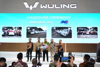 Wuling Gelar Seremoni Penyerahan Mitra EV Kepada JNE Tangerang di IIMS 2026
