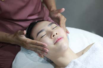 Liburan Tetap Glowing! Panduan Merawat Kulit Sensitif dan Hiperpigmentasi Saat Musim Panas
