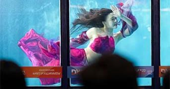 Penampilan Mermaid Jadi Primadona, Pengunjung Serbu Aktivitas di DXI 2026