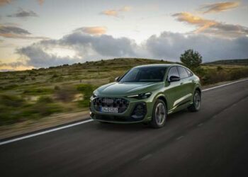 Audi Q5 Sportback Tampil Memikat dengan District Green, Kemewahan yang Tak Perlu Berisik