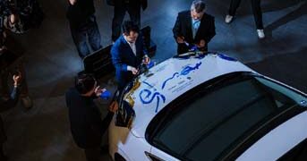 Saat Mobil Listrik Bertemu Dunia Seni, DENZA Gandeng ArtMoments Hadirkan Mobil Premium Kini Jadi Kanvas Karya Seni