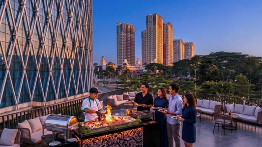Pecinta BBQ Wajib Coba! Firehouse Grill di Atria Hotel Sajikan Live Cooking dan City View Memikat