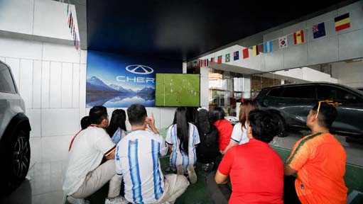 Manfaatkan Demam Sepak Bola, Chery Sulap Diler Jadi Tempat Nobar dan Kumpul Keluarga
