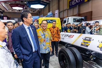 Menteri Keuangan Tinjau Booth Mitsubishi Fuso, Hasil Uji B50 Canter Jadi Sorotan