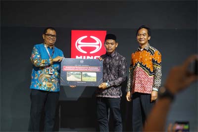 Tak Hanya Truk, Hino Juga Jaga Tukik dan Dorong Kemandirian Masyarakat
